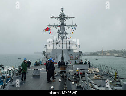 AUCKLAND, Nouvelle-Zélande (nov. 25, 2016) de la classe Arleigh Burke destroyer lance-missiles USS Sampson (DDG 102) part de la base navale de Devonport. Sampson fera rapport au Troisième flotte américaine, basée à San Diego, lors d'un déploiement à l'ouest du Pacifique dans le cadre de la flotte américaine du Pacifique visant à étendre la fonctions de commandement et de contrôle de la flotte de tiers dans la région. (U.S. Photo de la marine du Maître de 2e classe Bryan Jackson/libérés) Banque D'Images