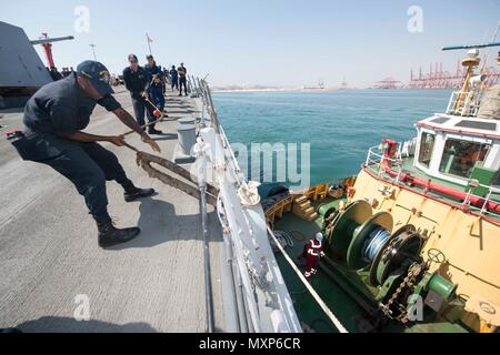 161113-N-DQ503-053 SALALAH, Oman (nov. 13, 2016) la poignée de marins une ligne sur le gaillard à bord du destroyer lance-missiles USS Roosevelt (DDG 80) au cours de l'ancre et la mer détail. Roosevelt, déployés dans le cadre du groupe aéronaval d'Eisenhower, appuie les opérations de sécurité maritime et les efforts de coopération en matière de sécurité dans le théâtre dans la 5e flotte américaine zone d'opérations. (U.S. Photo de la marine par le maître de 3e classe Taylor A. Elberg) Banque D'Images