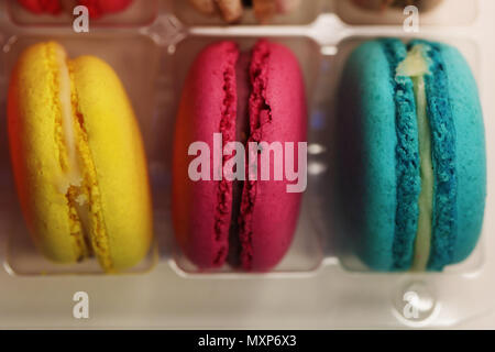 Les macarons de différentes couleurs emballées dans un sac en plastique Banque D'Images