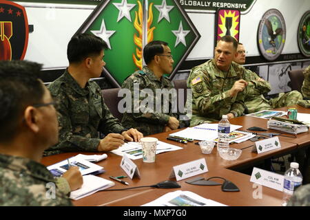 Le brig. Le général William King IV, commandant de la 20e et chimiques, biologiques, radiologiques et nucléaires explosifs, commande et Brigue. Le général Sung Joon Moon, commandant de la défense chimique, biologique, radiologique et échange de mots lors d'un exposé sommaire de la commande à la 20e siège CBRNE à Aberdeen Proving Ground, le 28 novembre. Au cours de la réunion il a été question des futures séances de formation, et d'après King, les réunions contribueront à accroître l'efficacité des capacités des deux côtés. (U.S. Photo de l'armée d'Angel D. Martinez-Navedo) Banque D'Images