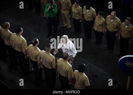 161124-N-IE397-151 Golfe Arabique (nov. 24, 2016) Le secrétaire à la Marine Ray Mabus présente les marins à la pièces pendant une journée de l'action de l'ensemble du personnel appel à bord du porte-avions USS Dwight D. Eisenhower (CVN 69) (Ike). L'Ike spécialistes culinaires préparés plus de 4 950 livres de la Turquie, 1 050 livres de jambon, 1 200 livres de filet de boeuf, 648 livres de cocktail de crevettes, 7 000 portions de purée de pommes de terre, tartes et gâteaux au fromage 200 400 pour le repas de Thanksgiving. Ike et son groupe aéronaval sont déployés à l'appui de l'opération inhérents à résoudre, les opérations de sécurité maritime et l'outilen Banque D'Images