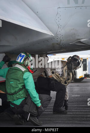 Océan Pacifique (nov. 26, 2016) Seaman Smith, talon gauche, et Maître de 2e classe Lucas McLean, tous deux assignés aux Black Knights de Strike Fighter Squadron (VFA) 154, inspecter un F/A-18F Super Hornet avant de lancer sur le pont du porte-avions USS Nimitz (CVN 68). Nimitz est actuellement en cours la conduite du navire, la disponibilité de la formation sur mesure et l'évaluation finale Problème (TSTA/FEP), qui évalue l'équipage sur leur rendement au cours des exercices de formation et des scénarios du monde réel. Une fois terminée, TSTA Nimitz/FEP ils commenceront Conseil d'Inspection et enquête (INSURV) et composites Tr Banque D'Images