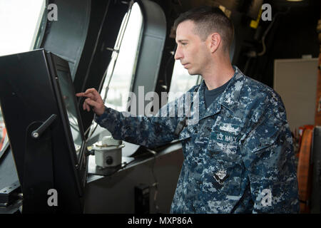 161129-N-MW990-001 BASE NAVALE de Changi, Singapour (29 novembre 2016) Maître de 2e classe Thomas Scarborough effectue le contrôle en cours sur le système de navigation à bord du USS Coronado (LCS) 4. En ce moment à tour de déploiement à l'appui de l'Asia-Pacific rééquilibrer, Coronado est un navire de guerre rapide et agile sur mesure pour patrouiller les eaux littorales de la région et travailler à coque coque avec des marines, partenaire fournissant 7e flotte avec les capacités flexibles dont elle a besoin maintenant et dans l'avenir. (U.S. Photo de la marine du Maître de 2e classe Michaela Garrison/libéré) Banque D'Images