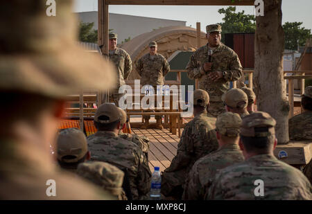 U.S. Air Force le général Richard Clark, commandant de la 3e Air Force, parle aux aviateurs du 768e Escadron de la base aérienne expéditionnaire pendant un appel sur la base de l'Air 101, Niamey, Niger, le 23 novembre 2016. Au cours d'un voyage de trois jours, Clark s'est rendu en Europe et en Afrique des aviateurs qui appuient l'Armée de l'air en matière de renseignement, surveillance et reconnaissance mission. C'était la première visite de Clark NAS Sigonella, Niamey et Agadez comme commandant de l'Armée de l'air 3. (U.S. Air Force photo de Tech. Le Sgt. Ryan Crane) Banque D'Images