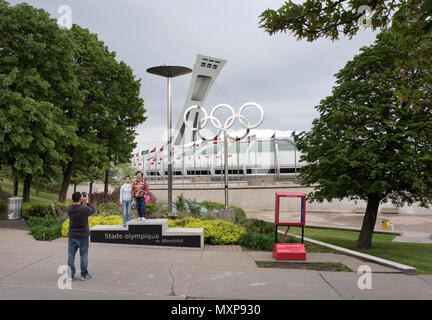 Des touristes posent pour une photo au Parc olympique, à Montréal au Canada. Banque D'Images