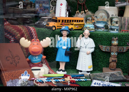 La ville de Québec, Canada. Souvenirs de voyage dans une vitrine, dont l'orignal, la Reine, le Pape et un autobus scolaire. Banque D'Images