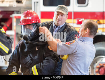 Les membres du Service des incendies de New York, l'équipe de matières dangereuses se préparer à aider les soldats de Ft du 59e Compagnie CBRN du tambour pendant un exercice de formation conjointe tenue à l'École de pompiers FDNY sur Roosevelt Island, NY Le 29 novembre. L'exercice a été mené par l'armée américaine et FDNY au Nord sous la supervision de Commandement du Nord des États-Unis et fournit des soldats et les premiers intervenants l'expérience unique de l'exploitation d'ensemble dans une grande ville métropolitaine. (Département de la Défense photo de N&NC Parution/Affaires publiques) Banque D'Images