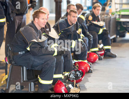 Les membres du Service des incendies de New York, l'équipe de matières dangereuses se préparer à aider les soldats de Ft du 59e Compagnie CBRN du tambour pendant un exercice de formation conjointe tenue à l'École de pompiers FDNY sur Roosevelt Island, NY Le 29 novembre 2016. L'exercice a été mené par l'armée américaine et FDNY au Nord sous la supervision de Commandement du Nord des États-Unis et fournit des soldats et les premiers intervenants l'expérience unique de l'exploitation d'ensemble dans une grande ville métropolitaine. (Département de la Défense photo de N&NC Parution/Affaires publiques) Banque D'Images