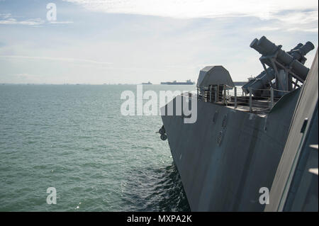 161130-N-MW990-077 BASE NAVALE de Changi, Singapour (30 novembre 2016), USS Coronado (LCS 4) part de la base navale de Changi pour effectuer les essais en mer après une période de maintenance. En ce moment à tour de déploiement à l'appui de l'Asia-Pacific rééquilibrer, Coronado est un navire de guerre rapide et agile sur mesure pour patrouiller les eaux littorales de la région et travailler à coque coque avec des marines, partenaire fournissant 7e flotte avec les capacités flexibles dont elle a besoin maintenant et dans l'avenir. (U.S. Photo de la marine du Maître de 2e classe Michaela Garrison/libéré) Banque D'Images