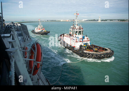 161130-N-MW990-081 BASE NAVALE de Changi, Singapour (30 novembre 2016) guide des remorqueurs USS Coronado (LCS 4) à mesure que le navire s'écarte de la base navale de Changi pour les essais en mer. En ce moment à tour de déploiement à l'appui de l'Asia-Pacific rééquilibrer, Coronado est un navire de guerre rapide et agile sur mesure pour patrouiller les eaux littorales de la région et travailler à coque coque avec des marines, partenaire fournissant 7e flotte avec les capacités flexibles dont elle a besoin maintenant et dans l'avenir. (U.S. Photo de la marine du Maître de 2e classe Michaela Garrison/libéré) Banque D'Images