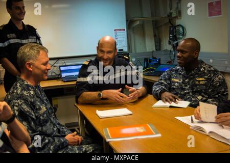 161125-N-CL027-098, MER MÉDITERRANÉE (nov. 25, 2016) Le Cmdr. Christopher J. Gilbertson de Minneapolis, gauche, commandant de l'USS destroyer lance-missiles Mason (DDG 87), et le Lieutenant Larry personne d'Atlanta, centre droit, rencontrez avec les officiers à bord du porte-avions français FS Charles de Gaulle (R91). Mason, déployés dans le cadre du Groupe d'intervention d'Eisenhower. États-unis 6e Flotte, basée à Naples, Italie, effectue l'ensemble des opérations navales et mixte, souvent de concert avec ses alliés, le joint, et inter-organismes partenaires, afin de faire progresser les intérêts nationaux américains et une sécurité Banque D'Images