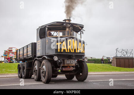 Le camion-benne à vapeur Sentinel S6, le premier camion-benne à 4 essieux et à double direction possédé par Tarmac Limited fumant; camion à vapeur sur Morecambe Promenade.ROYAUME-UNI Banque D'Images