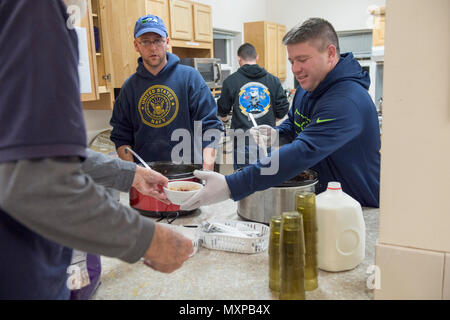 161130-N-ZP059-0037 BREMERTON Washington (nov. 30, 2016) - Maître de 1re classe Josh Albrecht, droite, et Maître de 1re classe riche Lundgren, gauche, attribué à Naval Base Kitsap - Bangor Marine Corps du bataillon de la Force de sécurité, servir le Chili pour les résidents de la maison de Benoît Le 30 novembre. Benoît House est la seule installation à Kitsap County qui fournit des abris d'urgence et de logements de transition avec les services de soutien des hommes sans-abri et des sans-abri célibataires hommes avec enfants. (U.S. Photo de la marine du Maître de 2e classe Jacob G. Sisco/libérés) Banque D'Images
