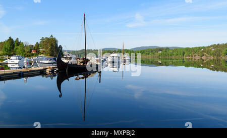 Akkerhaugen, Norvège - 20 mai 2018 : Documentaire de voyage de la vie quotidienne et le lieu. Une réplique du célèbre navire Viking Asa amarré par une jetée en motionl Banque D'Images