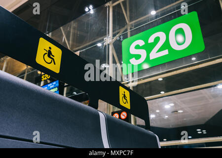 Vide sièges prioritaires, des chaises dans le hall de départ de l'aéroport international à la porte réservée à l'invalidité Banque D'Images