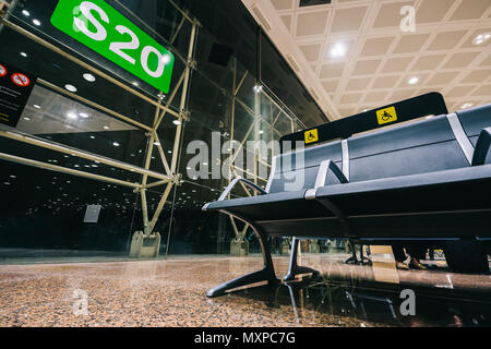 Sièges prioritaires, des chaises vides dans le hall de l'aéroport près de l'embarquement à l'aéroport international réservé à l'invalidité Banque D'Images