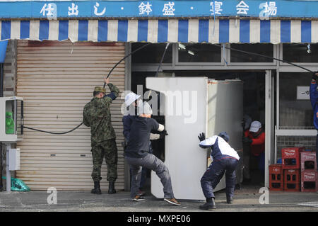 Les soldats de l'armée des États-Unis et le Japon d'Autodéfense de masse (JGSDF) membres du bénévolat dans la communauté locale au cours de Yama Sakura (YS) 71. À propos de 40 militaires ont aidé à nettoyer jusqu'à deux endroits différents qui ont été endommagées par les tremblements de terre en avril. Yama Sakura est une annuelle, exercice bilatéral avec la JGSDF et militaires des États-Unis. Le but de l'exercice est d'améliorer aux États-Unis et au Japon, la préparation au combat et l'interopérabilité tout en renforçant les relations bilatérales et de démontrer aux États-Unis détermination à appuyer les intérêts de sécurité des alliés et partenaires dans la région du Pacifique-Indo-Asia. (U.S. Photo par Marine Pe Banque D'Images