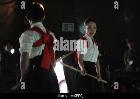 Les soldats de l'armée américaine a reçu des leçons sur naginata tout en participant à un échange culturel au cours de l'événement Yama Sakura (YS) 71. Naginata est l'un des nombreux événements d'échanges culturels le Japon d'Autodéfense de masse (JGSDF) membres du personnel de l'armée américaine pour l'hôte. Yama Sakura est une annuelle, exercice bilatéral avec la JGSDF et militaires des États-Unis. Le but de l'exercice est d'améliorer aux États-Unis et au Japon, la préparation au combat et l'interopérabilité tout en renforçant les relations bilatérales et de démontrer aux États-Unis détermination à appuyer les intérêts de sécurité des alliés et partenaires dans la région du Pacifique-Indo-Asia. (U Banque D'Images