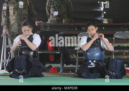 Les soldats de l'armée américaine a reçu des leçons sur naginata tout en participant à un échange culturel au cours de l'événement Yama Sakura (YS) 71. Naginata est l'un des nombreux événements d'échanges culturels le Japon d'Autodéfense de masse (JGSDF) membres du personnel de l'armée américaine pour l'hôte. Yama Sakura est une annuelle, exercice bilatéral avec la JGSDF et militaires des États-Unis. Le but de l'exercice est d'améliorer aux États-Unis et au Japon, la préparation au combat et l'interopérabilité tout en renforçant les relations bilatérales et de démontrer aux États-Unis détermination à appuyer les intérêts de sécurité des alliés et partenaires dans la région du Pacifique-Indo-Asia. (U Banque D'Images