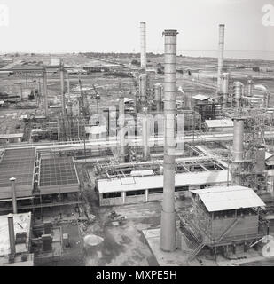 Années 1960, historique, vue sur une raffinerie de pétrole en Arabie Saoudite, montrant la hauteur des colonnes de distillation utilisé dans le traitement chimique de l'huile brute. Banque D'Images