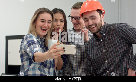 Groupe de collègues selfies shot s'amuser dans leur bureau Banque D'Images