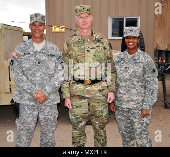 Le colonel de l'armée américaine Chris Barra, 304th Brigade de soutien commandant, le brigadier. Le général David Elwell, 311e Commandement de soutien expéditionnaire général commandant, et le Colonel Toni Glover, commandant du Groupe d'appui régional 650e, a participé à un exercice de formation conjointe sur le terrain, au cours d'une Assemblée Générale de Formation de l'unité multiple (MUTA) 8 bataille de quatre jours de formation collective, où l'assemblée générale des activités ainsi que la préparation individuelle axée sur les armes à feu et l'état de préparation à la qualification Fort Irwin Centre national de formation du 17 au 20 novembre. (U.S. Photo de l'armée par Cpt. Fernando Ochoa) Banque D'Images