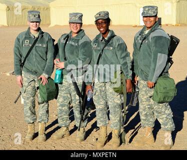 Photo de l'Armée américaine par la CPS. Ashton Sellars, Sgt. Neneth Castillo, SPC. Deondra Caruthers et la FPC. Felicia Smith du 650e groupe d'appui régional formé au Fort Irwin Centre national de formation du 17 au 20 novembre, lorsqu'un exercice de formation conjointe sur le terrain, au cours d'une Assemblée Générale de Formation de l'unité multiple (MUTA) 8 bataille de quatre jours de formation collective, où l'assemblée générale des activités ainsi que la préparation individuelle axée sur l'état de préparation médicale et d'armes à feu. (U.S. Photo de l'armée par le capitaine Fernando Ochoa) Banque D'Images