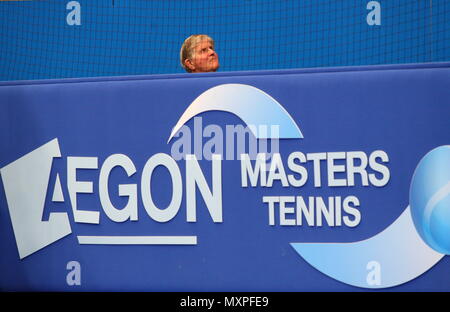 Arbitre de Wimbledon Alan Mills CEPB regarde le tableau de bord (la tête semble rebondir sur le panneau publicitaire publicité en face de lui) au cours de l'AEGON Masters Tennis au Royal Albert. Londres 2010 Banque D'Images