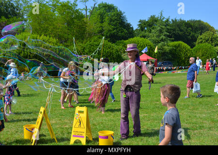 Bubblemania faisant des bulles de savon pour divertir les foules lors de l'assemblée le château de Sherborne Country Fair, Sherborne, Dorset, Angleterre. Banque D'Images