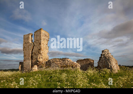 Ruines antiques de l'église St-James avec beau ciel situé à Norfolk. L'église construite en 1130 Bawsey annonce dans la période normande. Banque D'Images