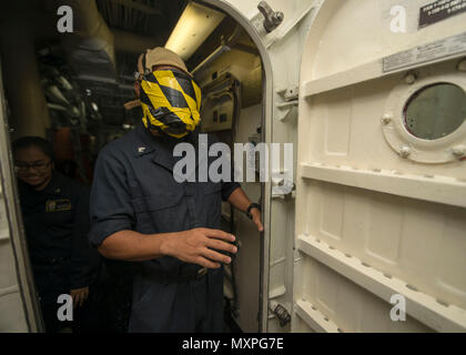 161113-N-DQ503-077 GOLFE D'OMAN (nov. 13, 2016) Maître de 3e classe Giovanni Gonzalez participe à un exercice d'entraînement de sortie à bord du destroyer lance-missiles USS Roosevelt (DDG 80). Roosevelt, déployés dans le cadre du groupe aéronaval d'Eisenhower, appuie les opérations de sécurité maritime et les efforts de coopération en matière de sécurité dans le théâtre dans la 5e flotte américaine zone d'opérations. (U.S. Photo de la marine par le maître de 3e classe Taylor A. Elberg) Banque D'Images