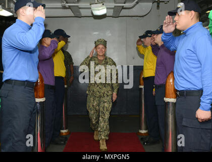 SAN DIEGO (nov. 22, 2016) Vice-amiral. Nora W. Tyson, commander, U.S. 3e Flotte, passe par side boys à bord du porte-avions USS Nimitz (CVN 68). Nimitz est en ce moment à San Diego, avant d'obtenir en cours pour mener des opérations de formation en préparation pour un prochain déploiement de 2017. (U.S. Photo par MARINE MATELOT Cody M. Deccio/libérés) Banque D'Images