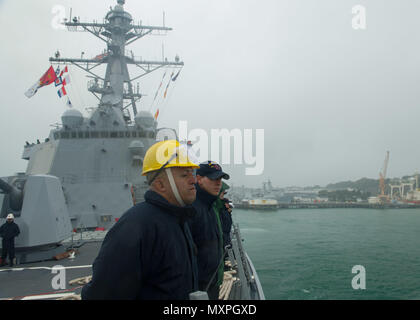 AUCKLAND, Nouvelle-Zélande (nov. 25, 2016) l'homme marins comme les rails de la classe Arleigh Burke destroyer lance-missiles USS Sampson (DDG 102) part de la base navale de Devonport. Sampson fera rapport au Troisième flotte américaine, basée à San Diego, lors d'un déploiement à l'ouest du Pacifique dans le cadre de la flotte américaine du Pacifique visant à étendre la fonctions de commandement et de contrôle de la flotte de tiers dans la région. (U.S. Photo de la marine du Maître de 2e classe Bryan Jackson/libérés) Banque D'Images