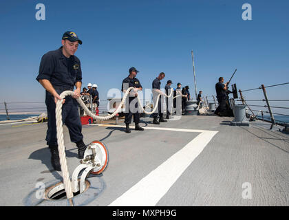 161113-N-DQ503-072 SALALAH, Oman (nov. 13, 2016) Les Marins le rangement d'une ligne sur le gaillard de missiles de l'USS Roosevelt (DDG 80) au cours de l'ancre et la mer détail. Roosevelt, déployés dans le cadre du groupe aéronaval d'Eisenhower, appuie les opérations de sécurité maritime et les efforts de coopération en matière de sécurité dans le théâtre dans la 5e flotte américaine zone d'opérations. (U.S. Photo de la marine par le maître de 3e classe Taylor A. Elberg) Banque D'Images