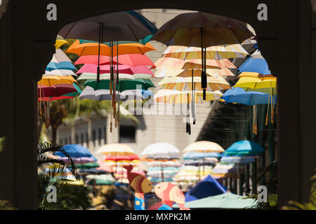 Rangées de parasols accrochée au-dessus d'une rue dans le Caudan Waterfront, Port Louis, Ile Maurice. Banque D'Images