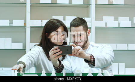 Smiling deux selfies en pharmacie pharmacien en tenant Banque D'Images