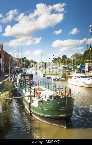 Poséidon, une maison bateau sur la rivière Stour en Sandwich Kent England UK Banque D'Images