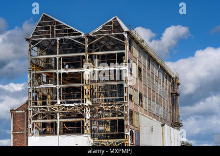 Une grande structure industrielle à Brunner fonctionne, Winnington, Northwich, Cheshire, Royaume-Uni montrant des dommages d'epoxide avec trous ouvert aux éléments. Banque D'Images