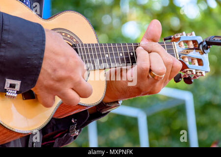 Live performance musicale de musique populaire brésilienne appelée chorinho avec peu de guitare acoustique à quatre cordes Banque D'Images