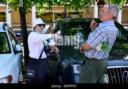 Parking voiture communique avec l'agent de propriétaire de voiture plus de ticket de parking, Petersfield, Hampshire, Royaume-Uni. Banque D'Images