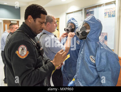 Les membres du Service des incendies de New York l'équipe de matières dangereuses de se préparer à une formation conjointe de l'exercice avec la 59e Compagnie CBRN de Ft Tambour, NY Le Fort Hamilton, NY, Dec 1, 2016. L'exercice clos un événement d'une semaine qui a réuni le FDNY, ville de New York, de l'Armée américaine au nord et la 59e Compagnie CBRN sur la formation, la pratique et valider les pratiques d'intervention d'urgence. (U.S. Air Force photo de Tech. Le Sgt. Joe Lois) Banque D'Images