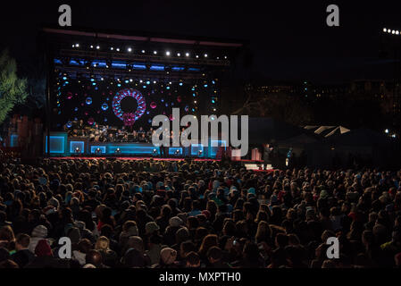 L'US Air Force Airmen de remarque effectuer au cours de l'arbre de Noël 2016 Cérémonie nationale à Washington, D.C., le 1 décembre 2016. Chaque année, une musique militaire est invité à effectuer au cours de l'événement annuel des classiques. (U.S. Photo de l'Armée de l'air par la Haute Airman Jordyn Fetter) Banque D'Images