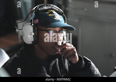 161130-N-JI086-193 - Détroit de Gibraltar (nov. 30, 2016) Maître de 1re classe Fruguann pouvoirs, de Brooklyn, N.Y., surveille les contacts de surface du pont de l'USS destroyer lance-missiles Porter (DDG 78) 30 novembre, 2016. Porter est en cours d'opérations navales dans la sixième flotte américaine zone d'opérations à l'appui de la sécurité nationale des États-Unis en Europe. (U.S. Photo par Seaman marine Ford Williams/libérés) Page : 5 Banque D'Images