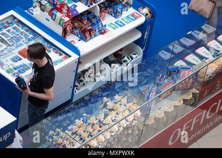 SAINT PETERSBURG, RUSSIE - 06 juin, 2018 : les produits officiels de la Coupe du monde. Saint-pétersbourg Russie Banque D'Images