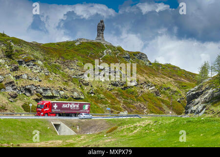 Camion rouge eagle statue en pierre qui passe les montagnes sur le col du Simplon, entre la Suisse et l'Italie Banque D'Images