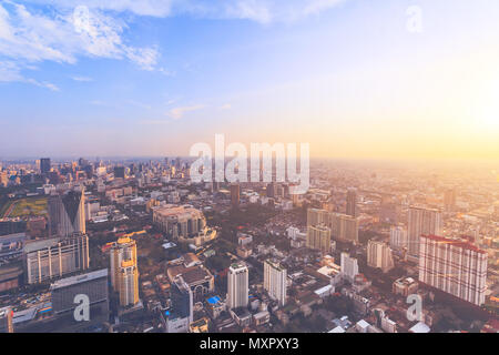 La superbe vue panoramique de Bangkok, la capitale et ville la plus peuplée du royaume de Thaïlande. Paysage urbain étonnant des gratte-ciels, les rues et les lieux publics. Vue aérienne. Banque D'Images