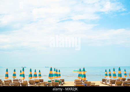 Vue aérienne de la plage de sable de la mer Adriatique, à l'Albanie, pleine de parasols et transats, port de Durres dans horizon Banque D'Images