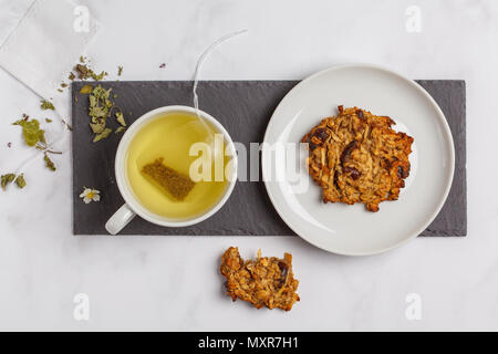 (Vert, à base de thé blanc) avec les cookies sur fond blanc. Mise à plat de nourriture, petit-déjeuner lifeslyle concept Banque D'Images