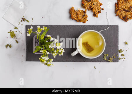 (Vert, à base de thé blanc) avec les cookies sur fond blanc. Mise à plat de nourriture, petit-déjeuner lifeslyle concept Banque D'Images