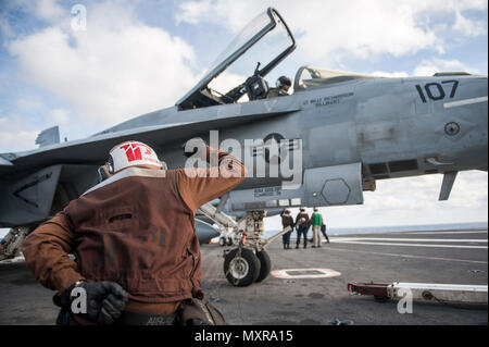 161203-N-YL257-092 OCÉAN ATLANTIQUE (déc. 3, 2016), commandant adjoint de l'Escadre aérienne de transporteur 8, capt Vorrice Burks se prépare pour le vol avant son 1000ème arrêté à l'atterrissage à bord du porte-avions USS George H. W. Bush (CVN 77). GHWB est en cours la réalisation d'une unité de formation Composite (Exercice COMPTUEX) avec la George H. W. Groupe aéronaval du Bush en préparation pour un prochain déploiement. (U.S. Photo de la marine par le maître de 3e classe Christopher Gaines/libérés) Banque D'Images